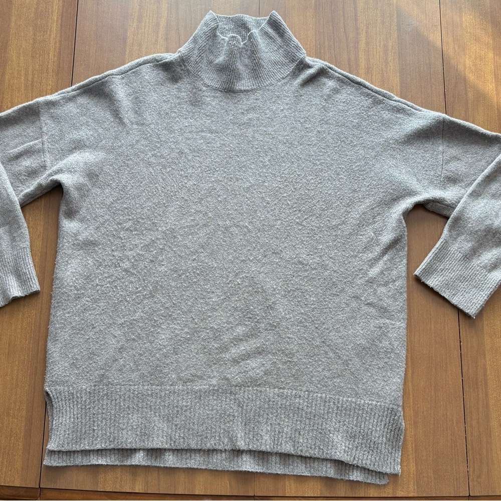 Abercrombie & Fitch Light Gray Turtleneck Sweater